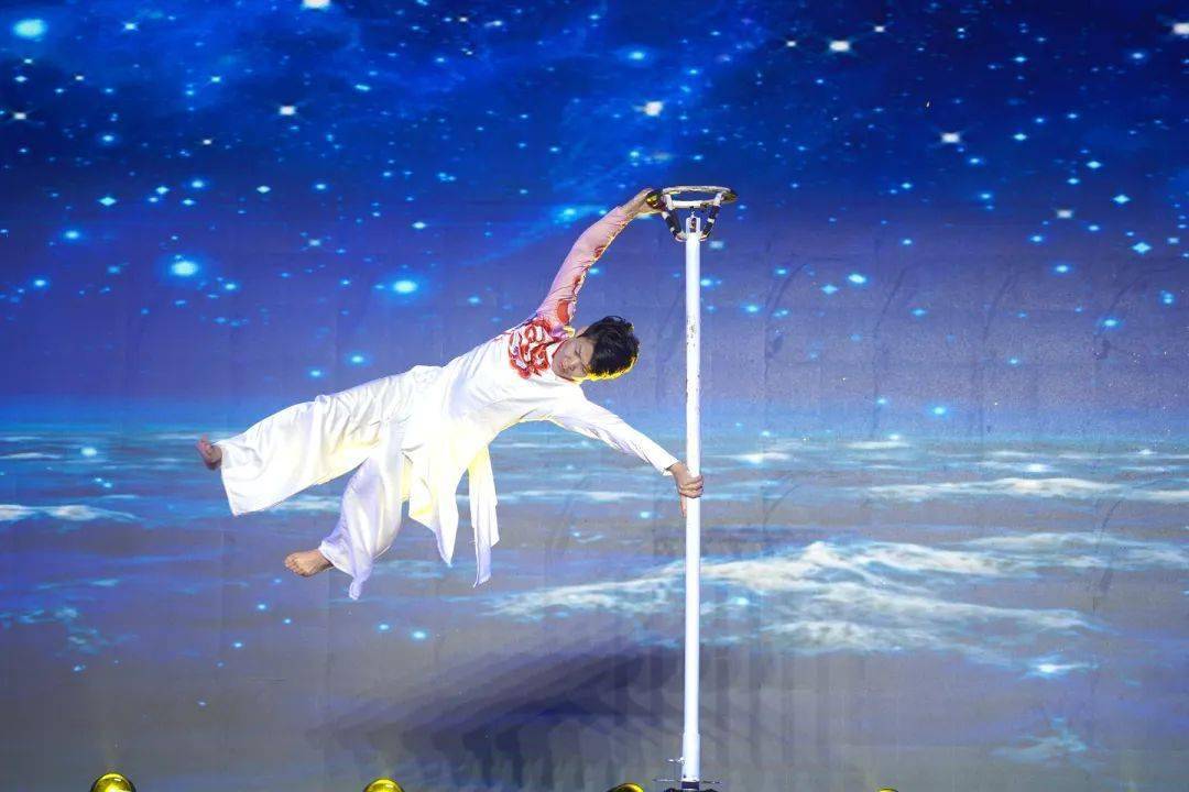 杂技杂技《太空漫步》被列入国家级非物质文化遗产名录体现着势轻劲柔