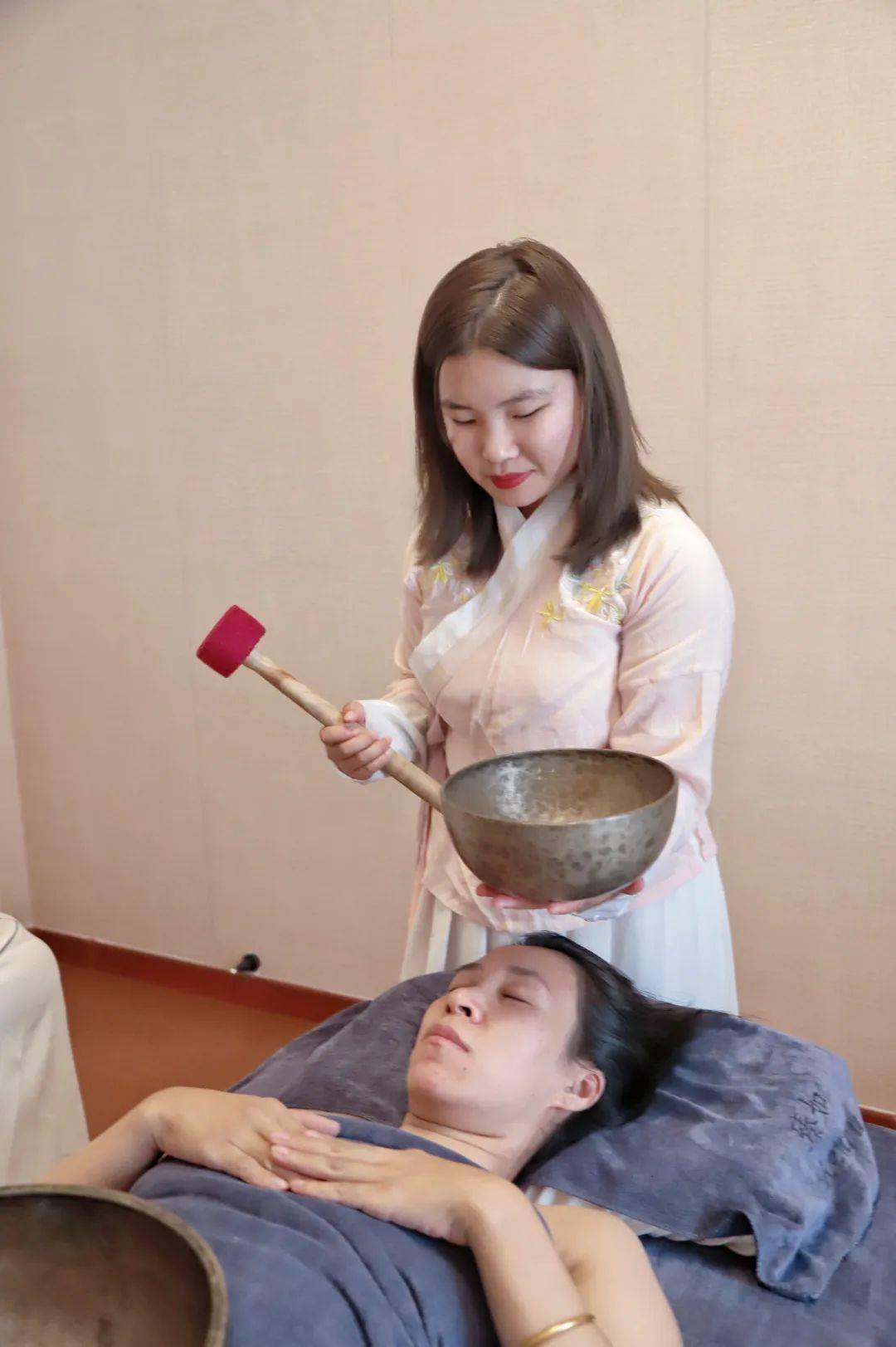 滨江道小饼 串!印度油疗,颂钵,冰点脱毛,透白美服补水,赶紧抢!