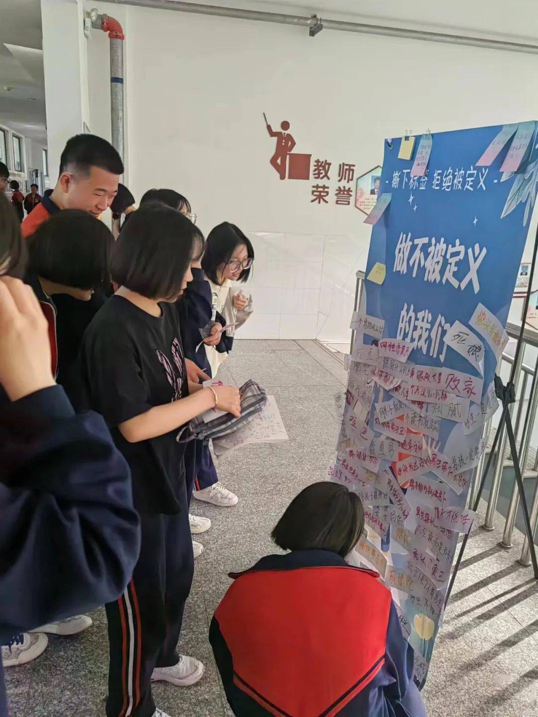 下演讲,主题班会课,沙盘团辅课,心理健康课,观看主题电影,制作手抄报