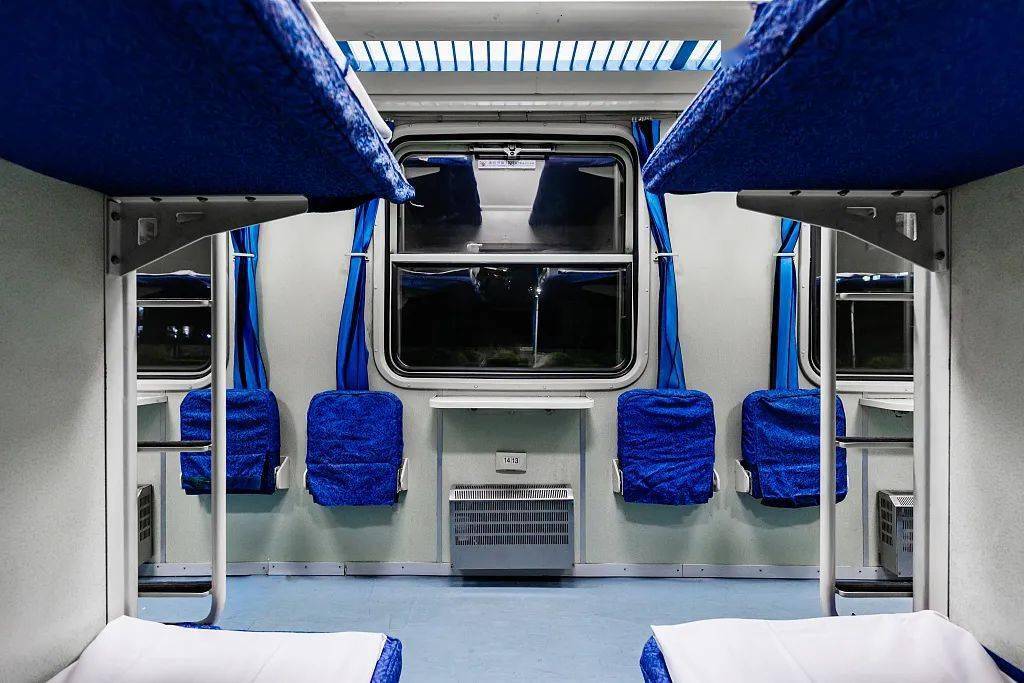 此前,旅客在铁路车站售票窗口,代售点等线下渠道购买卧铺车票可选择铺