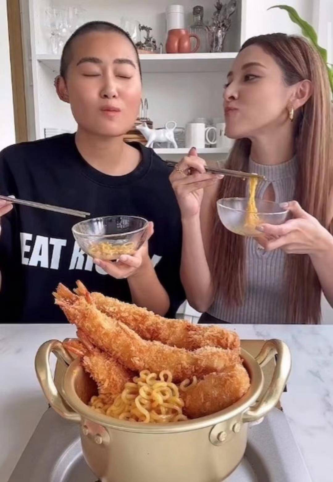 当年这个节目是在2006年首播,在节目中可以说是捧红了不少美女厨神