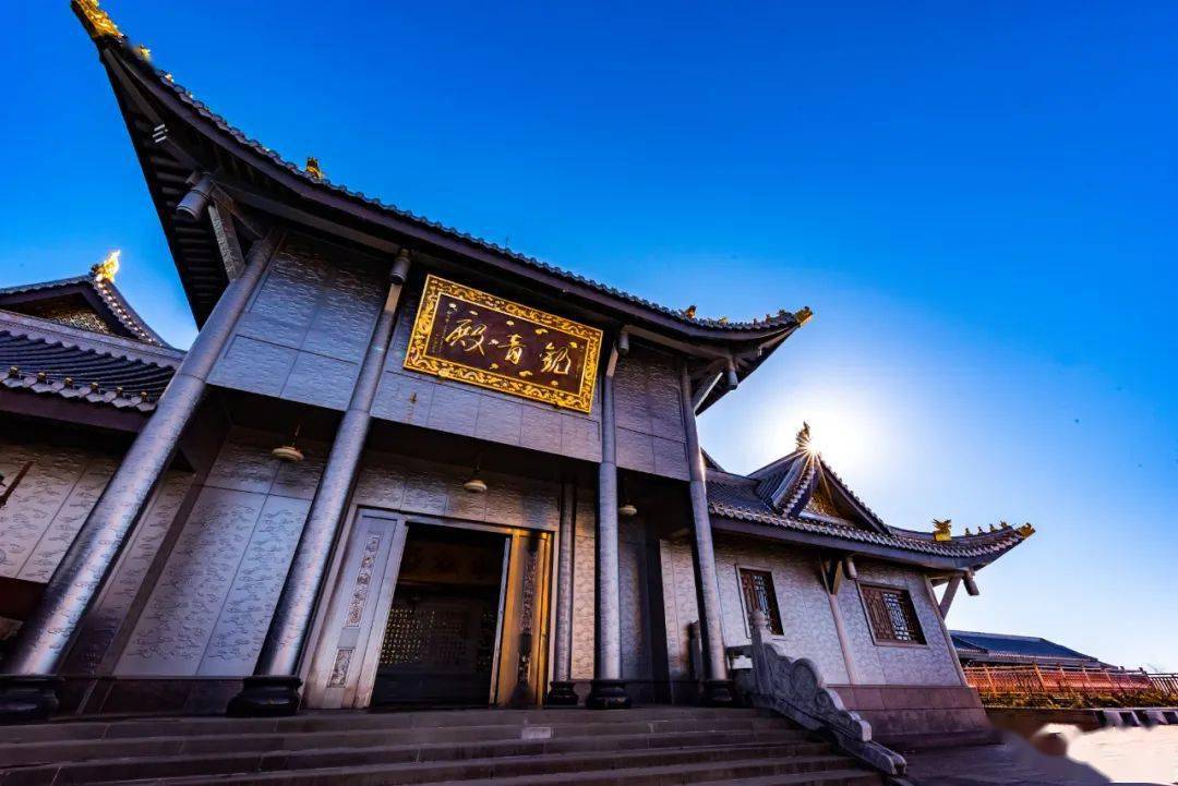 峨眉山最神奇的地方——金顶华藏寺_金殿_大雄宝殿_佛教