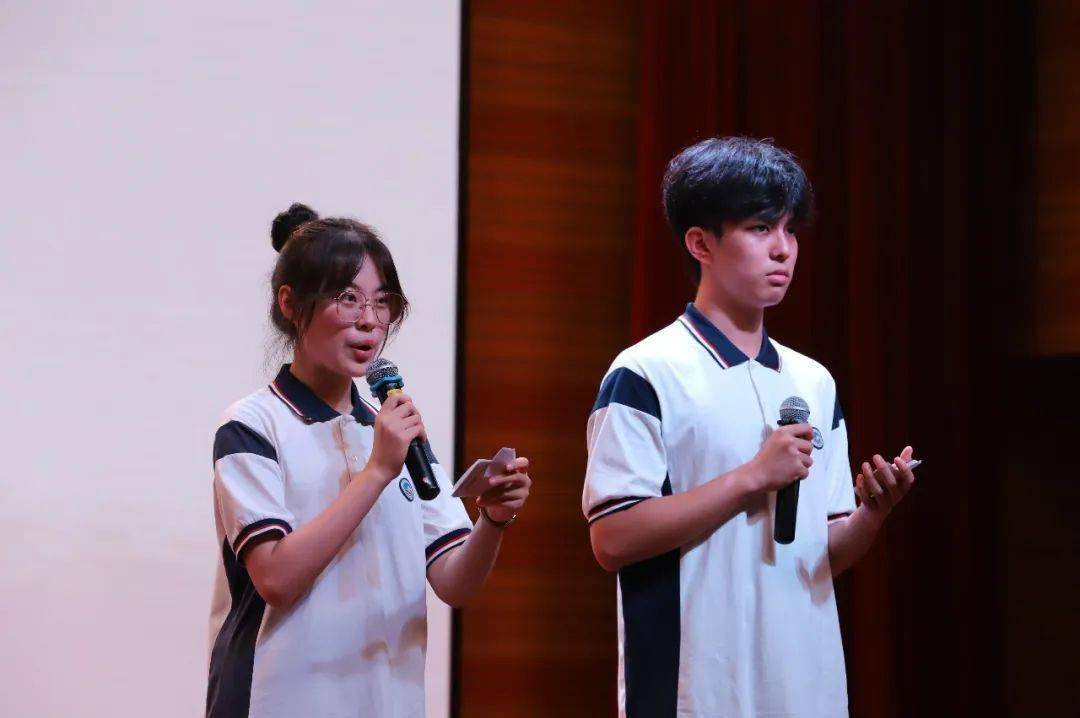 赵康盈,毕国游越秀校区主持人:今天,让我们自豪地喊一声:我们毕业啦!