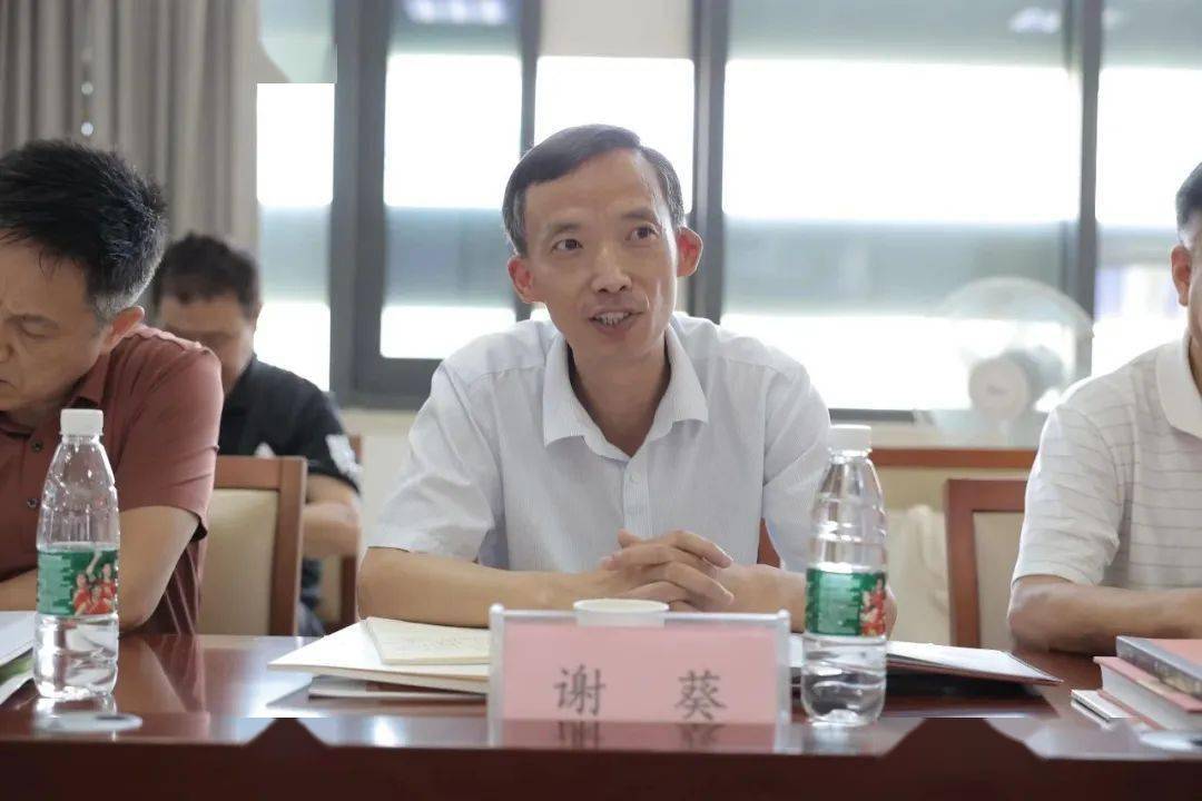荆州市图书馆为张波颁发《昌少军印象》入藏证书张波郑启雄邓官林姚专