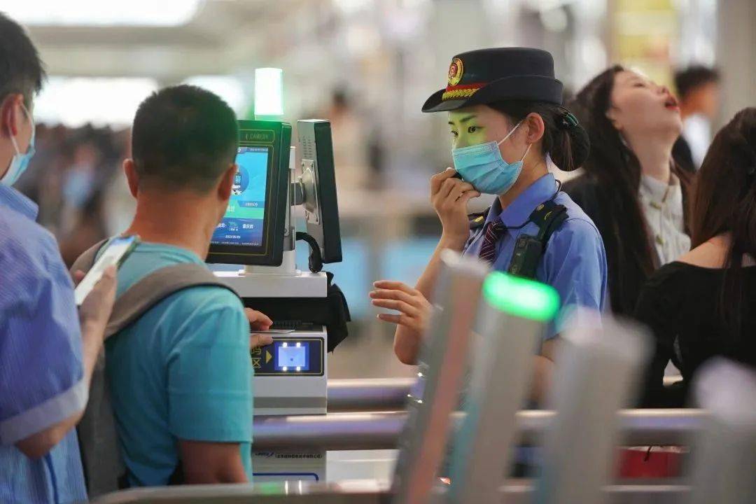 (1)学校所在地有学生父或母其中一方时;(2)学生因休学,复学,转学,退学