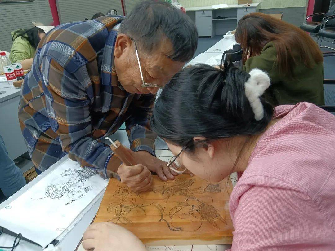 国家非物质文化遗产杨柳青年画第六代传人霍庆有和第七代传承人霍树林