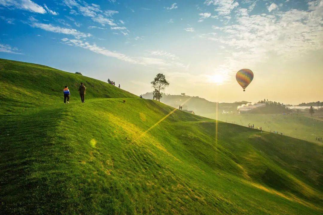玩一整天700余亩场地畅玩一夏大片的绿意映入眼帘飞鸿滑草场优惠政策