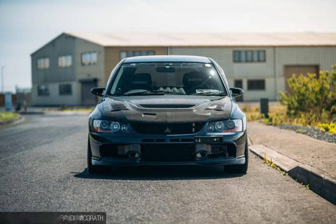 它的本质,还是那台令人闻风丧胆,可以向迈凯伦p1竖中指的evo