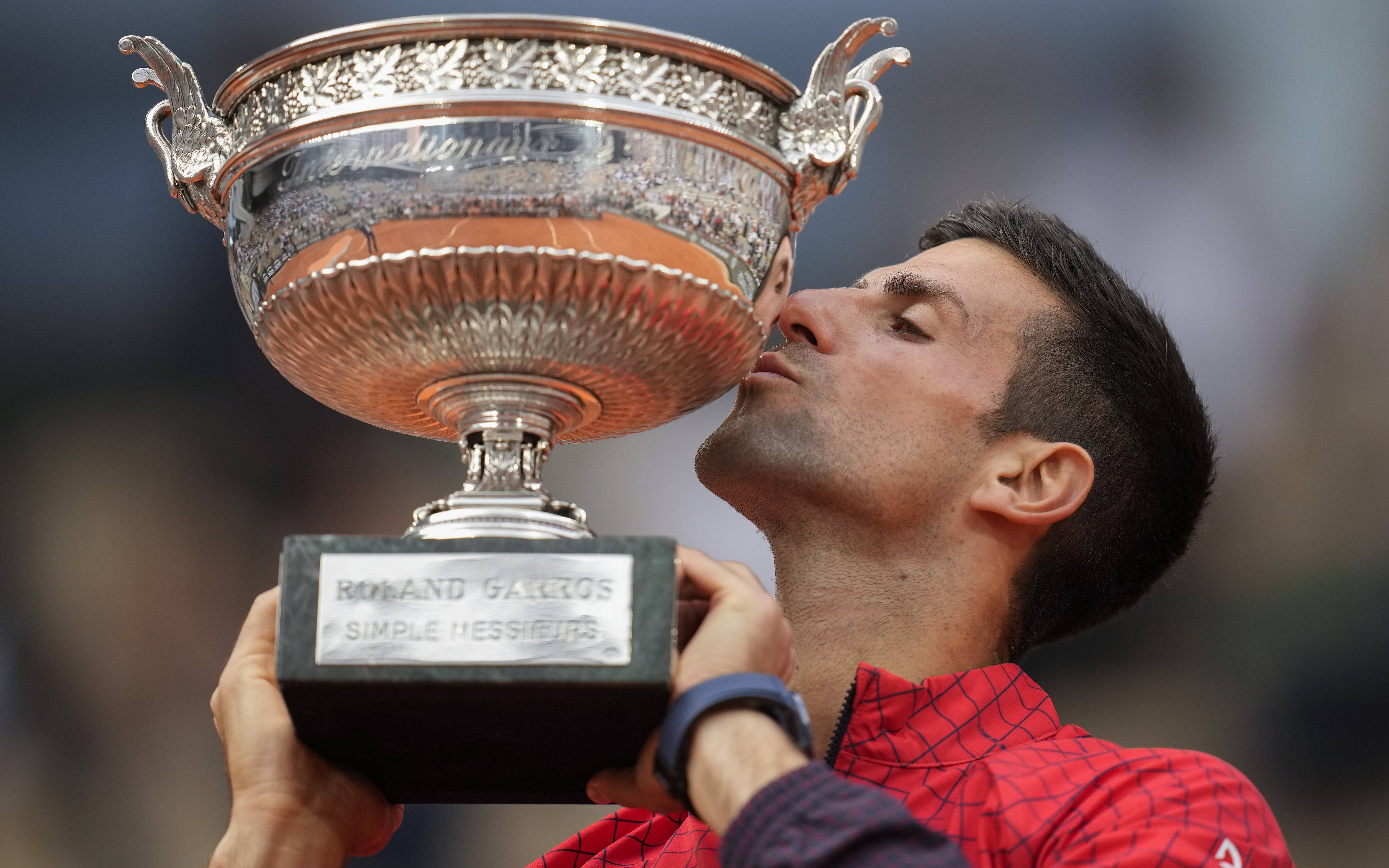 德约科维奇亲吻法网男单冠军奖杯.