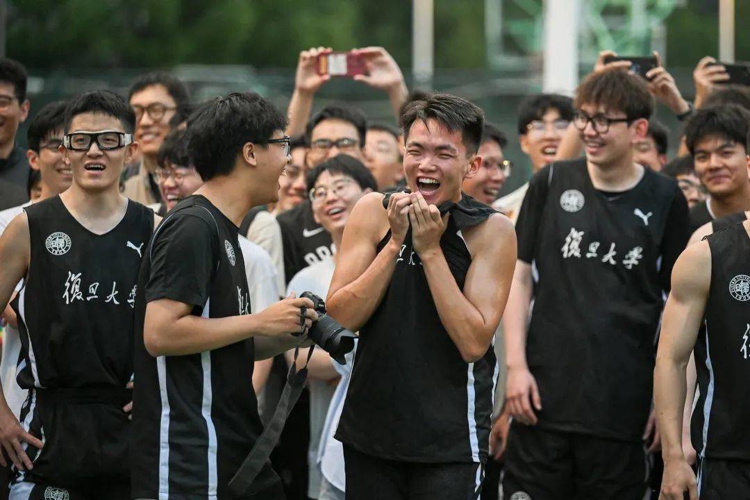专访赵继伟!突袭复旦校园后,来听听fmvp的球鞋故事_比赛_篮球_球场