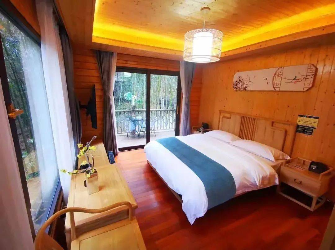 2m*2标准双床房云冰山民宿坐落在竹海之中,以四合院展示在大家眼前.