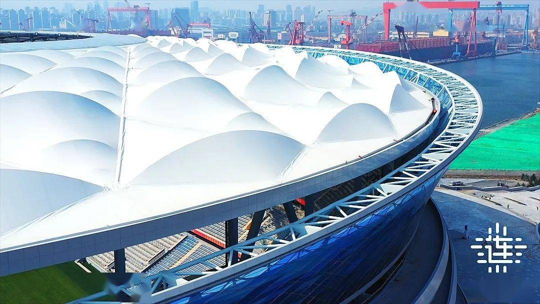 大连梭鱼湾足球场飘起"中国红"!两场国际赛事准备就绪_工作_进行_草坪