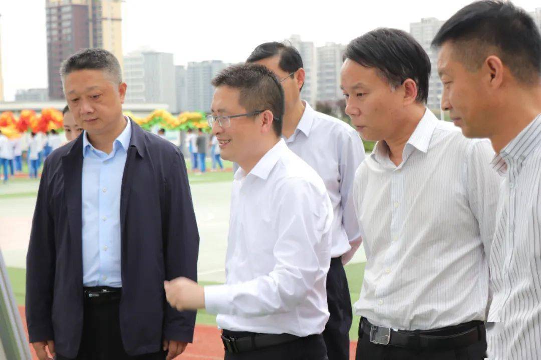 副市长周耀宜慰问第23届中国安康汉江龙舟节育英职校舞龙表演师生