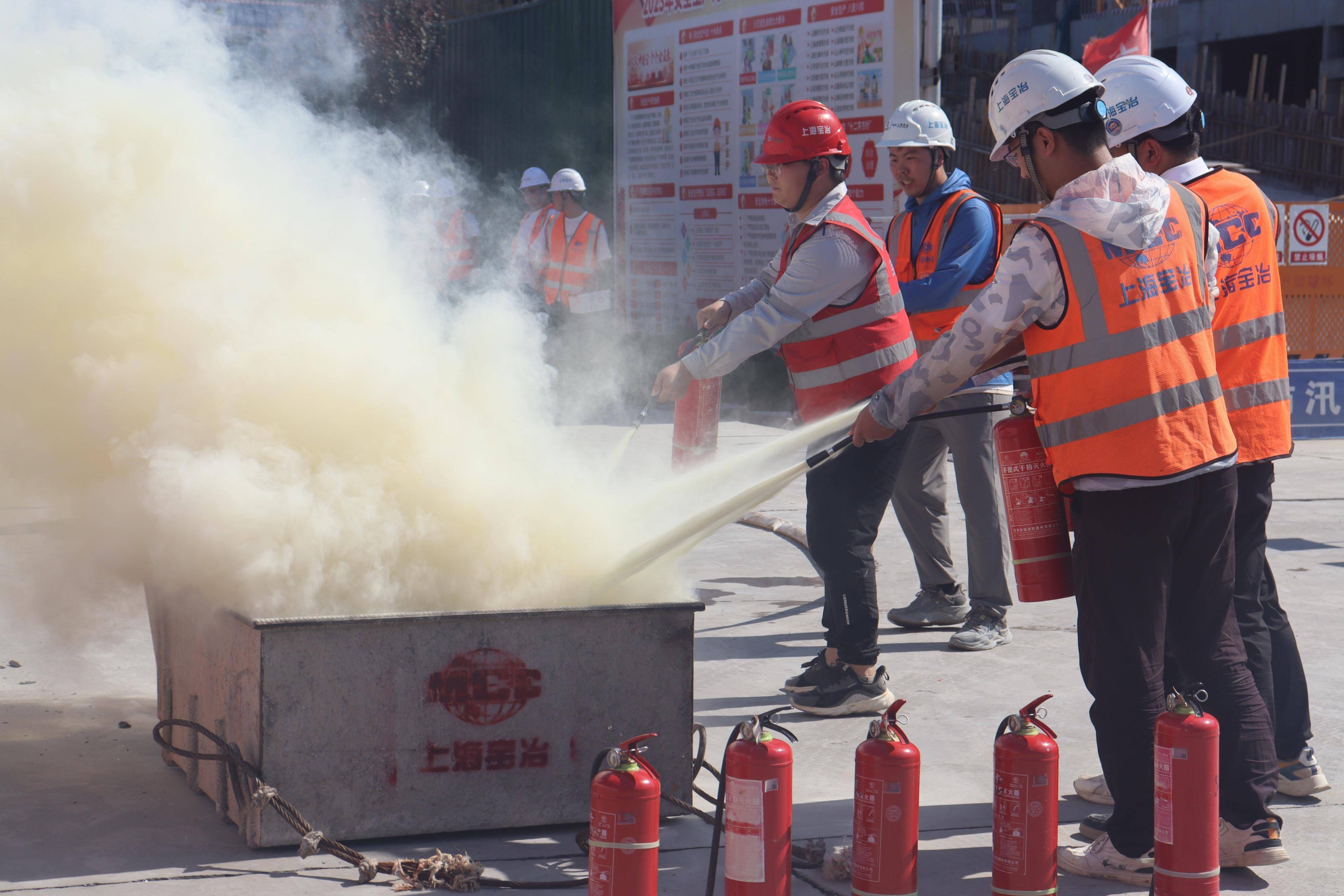 上海宝冶荥阳市数字经济产业园项目扎实开展应急消防演练
