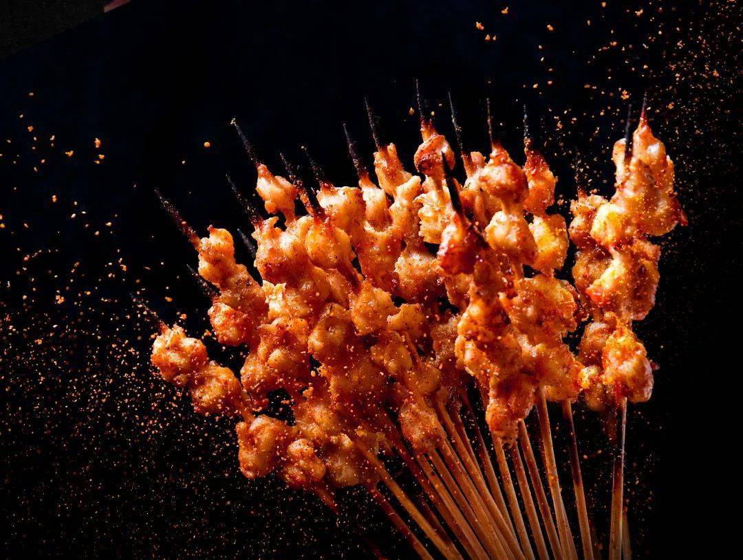 不同于淄博烧烤"小串 小饼 小葱"的吃法,赤峰烧烤都是大口吃肉,牛羊肉