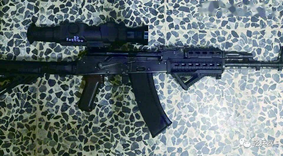 一支乌兹别克斯坦籍叙利亚反对派士兵手中的ak74m步枪,加装了ar风格的