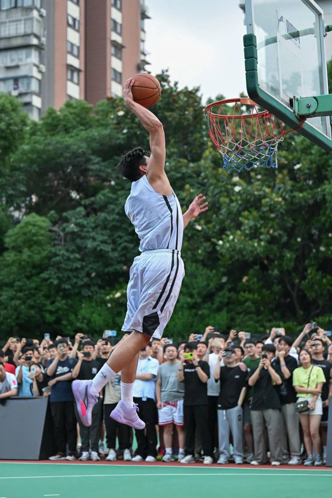 中午下课铃一响根本顾不上吃饭,赶紧拿着篮球去球场上占地儿,校园篮球