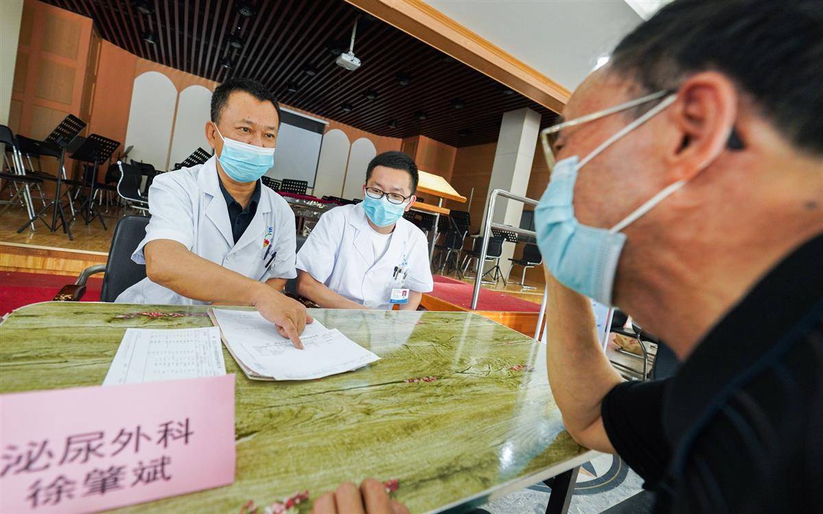 给居民答疑解惑,天佑医院专家团队走进社区义诊_甲状腺_老人_贺飞