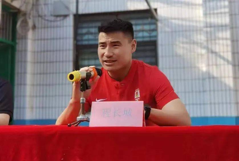 一个 专业的优秀校长特殊的名字是"马 教 钱".