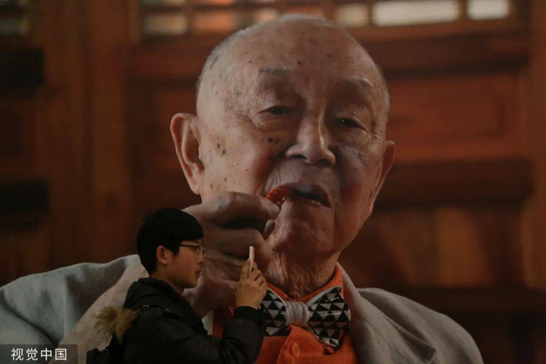 "人生苦,但人大于苦"黄永玉年过七十时,曾写有自述:"残年已到,板烟