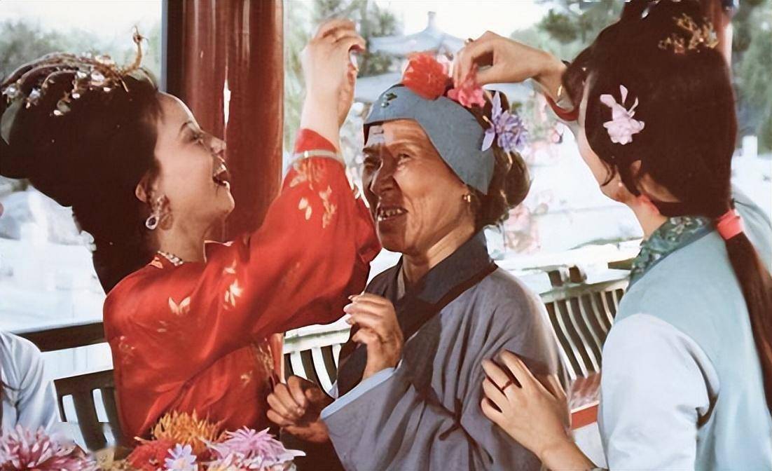 王熙凤的一句不难,却写尽了富贵人家的凡尔赛.