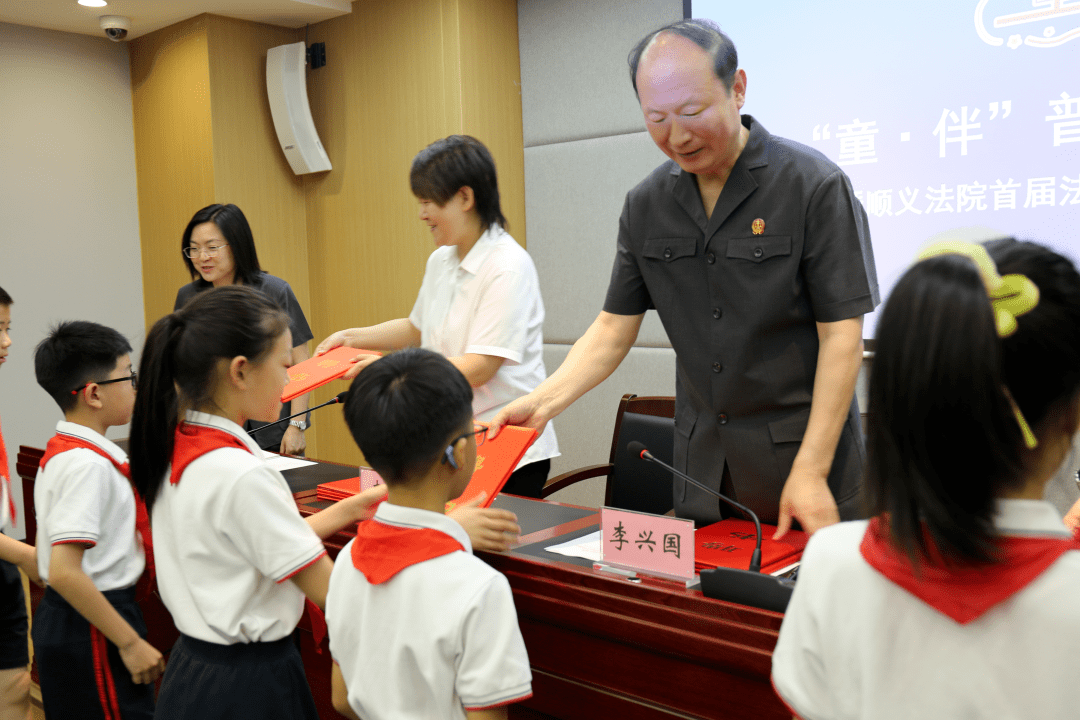 選拔,來自東風小學和馬坡小學的27名學生脫穎而出,成為了順義法院首屆