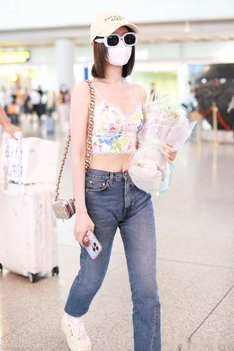 街拍:毛晓彤印花背心 修身裤 墨镜时尚清爽_机场_上海