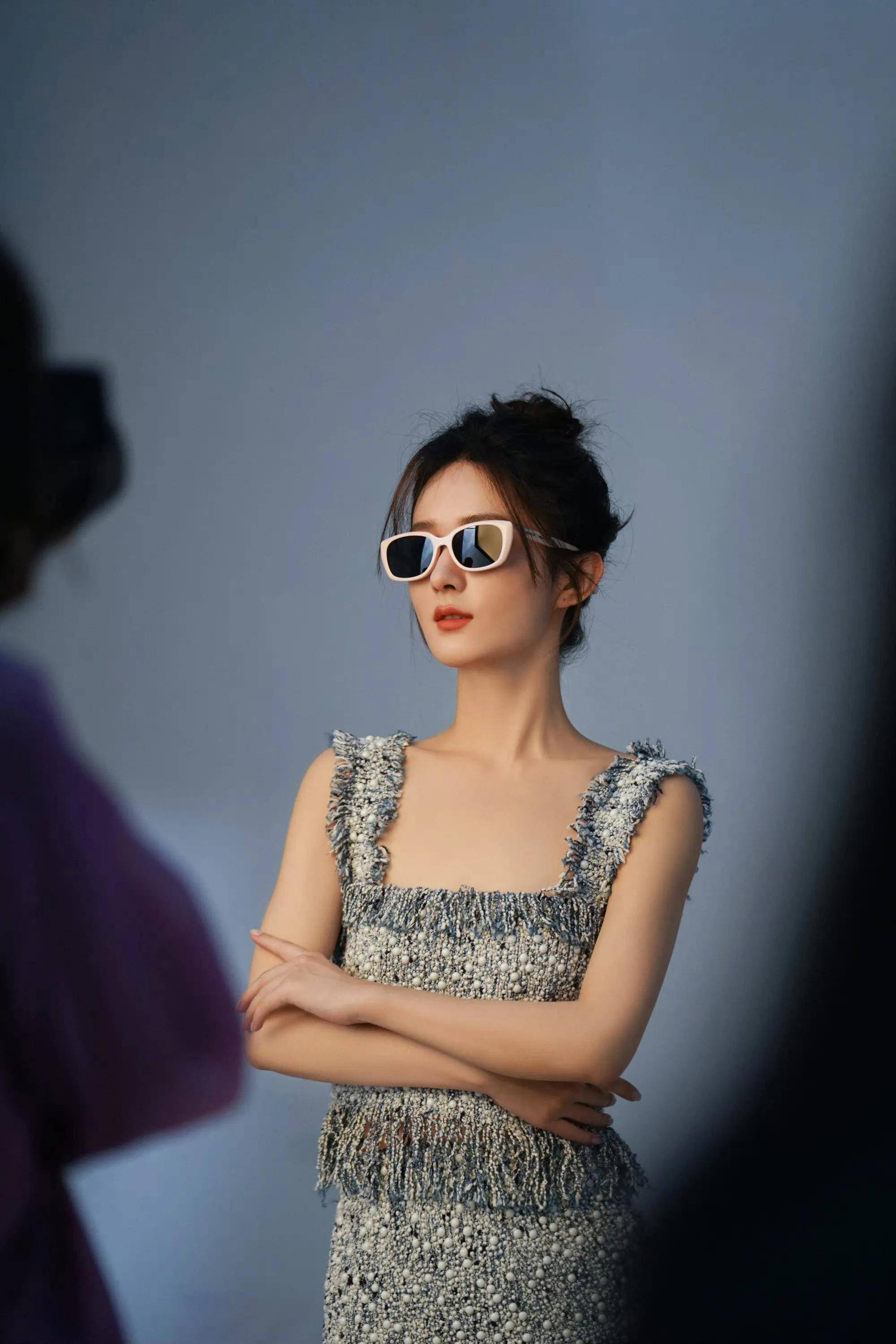 女神赵丽颖墨镜一戴,人见人爱!