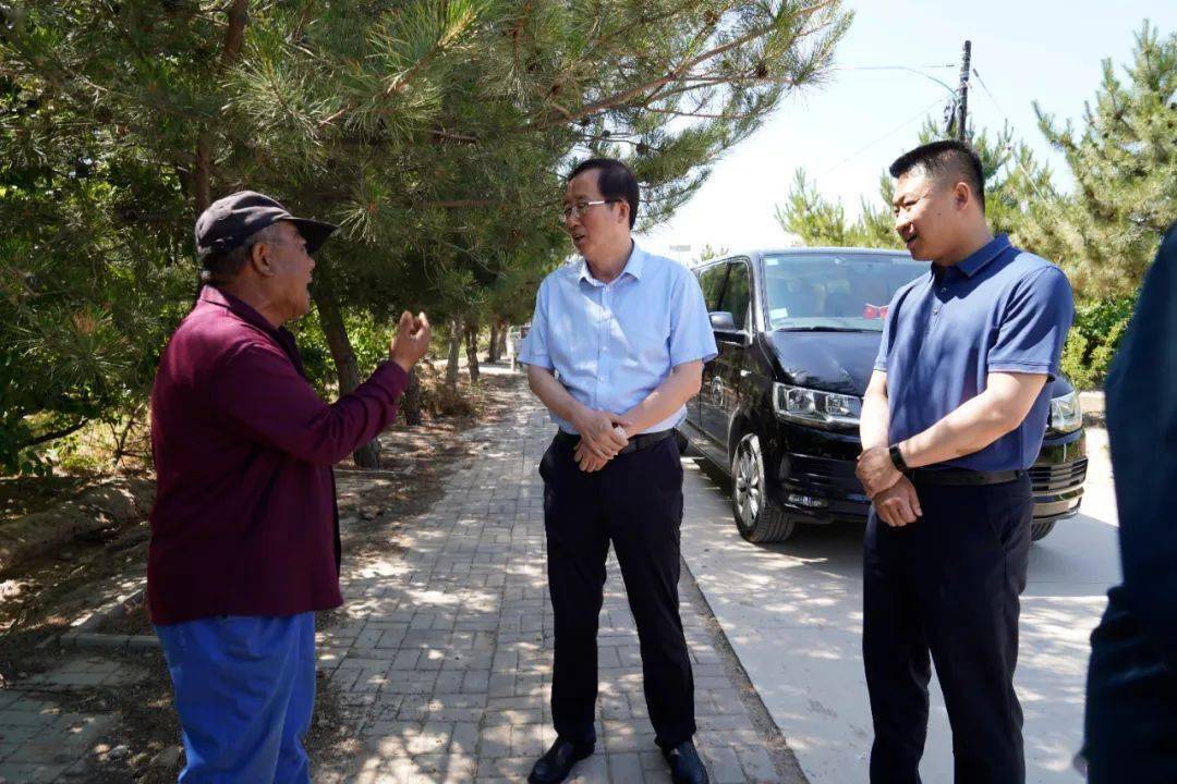 县委常委,副县长冀雪俊一同调研,相关部门负责人参加.