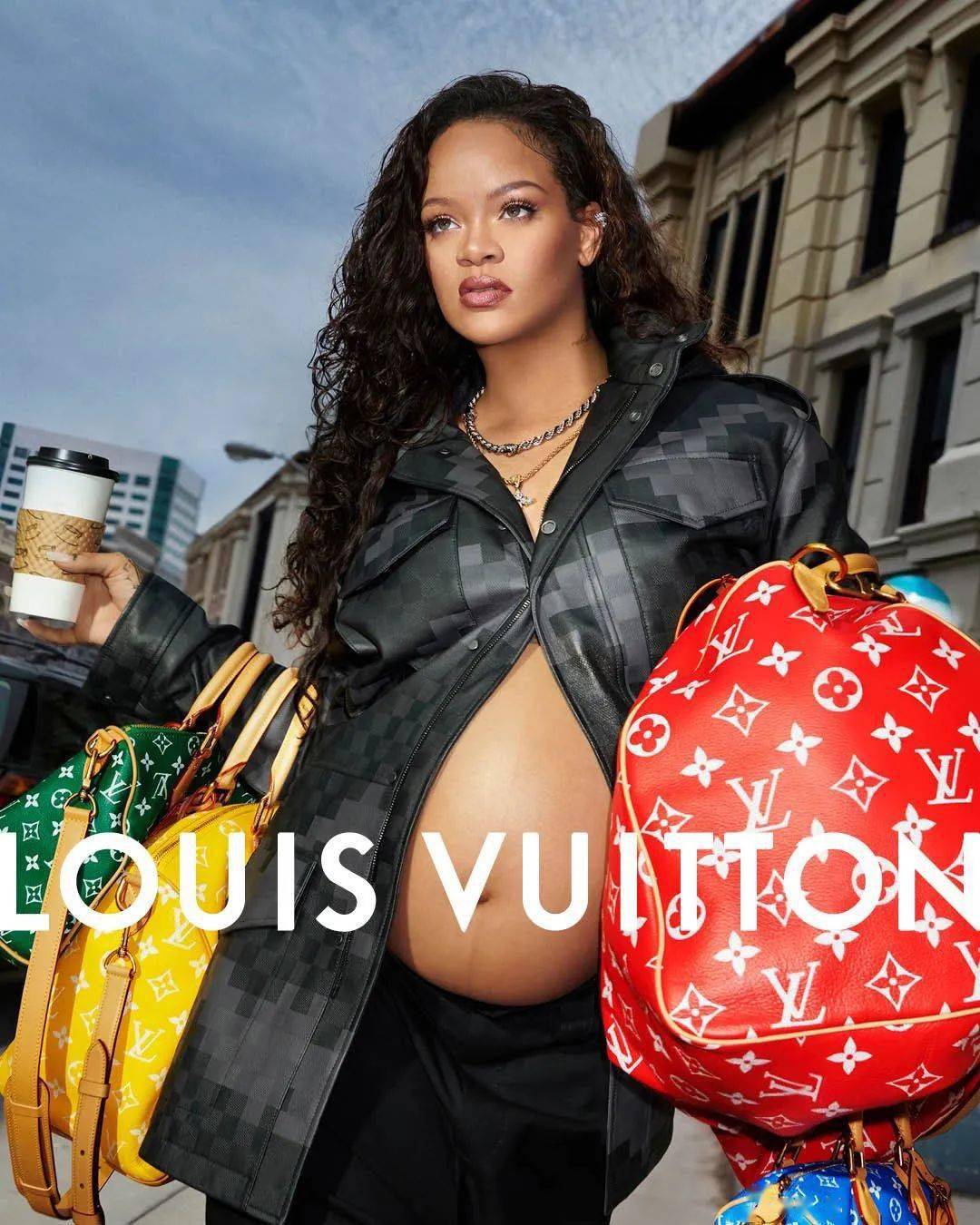 Rihanna 已经是时尚圈活着的传奇了！