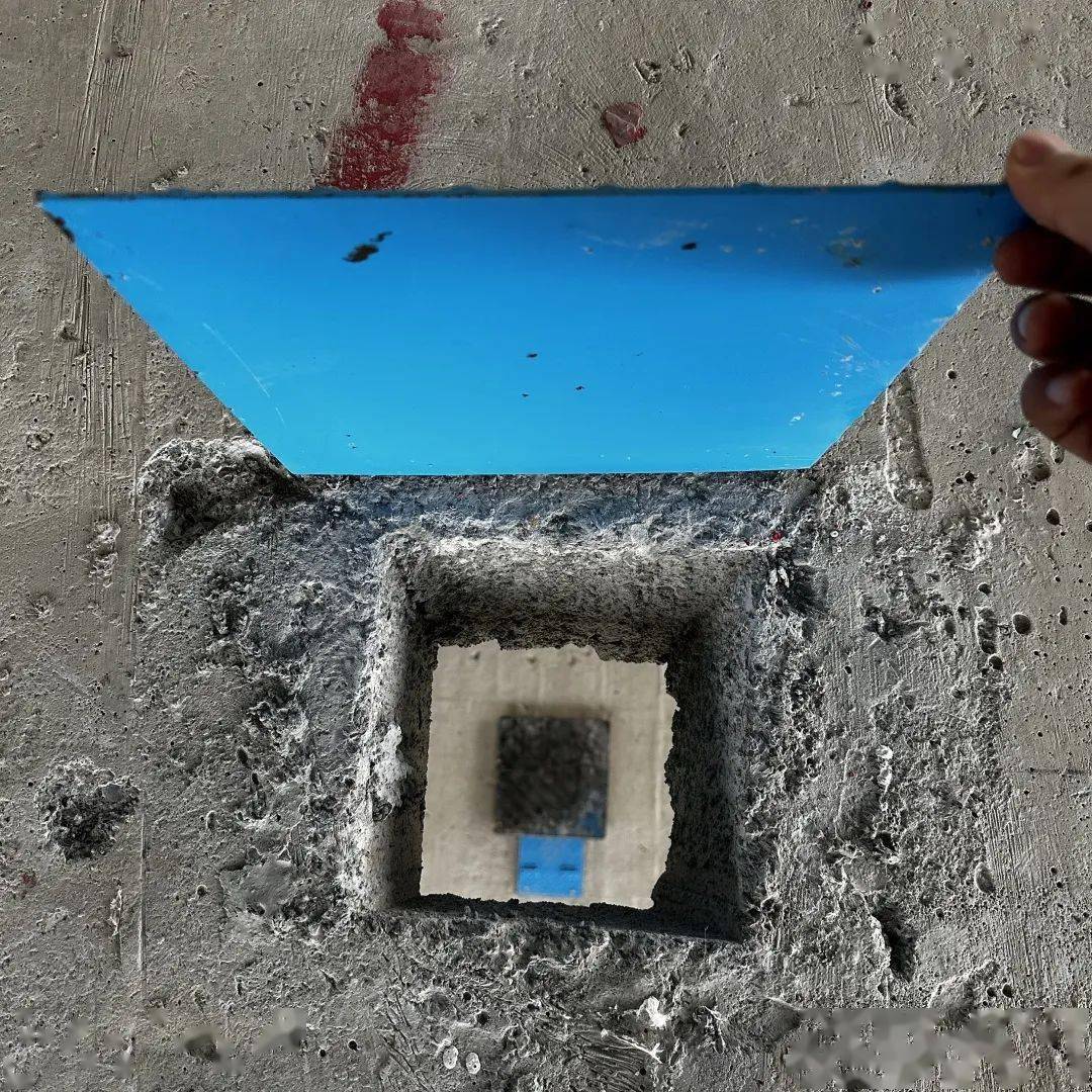 施工现场各类放线口采用钢制可掀起式定型防护盖板,作业时盖板可向上