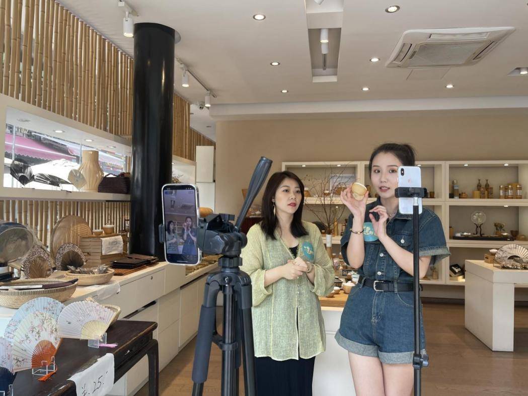 丁真助阵 四川六位非遗传承人探店非遗好物_直播_蜀绣_推广