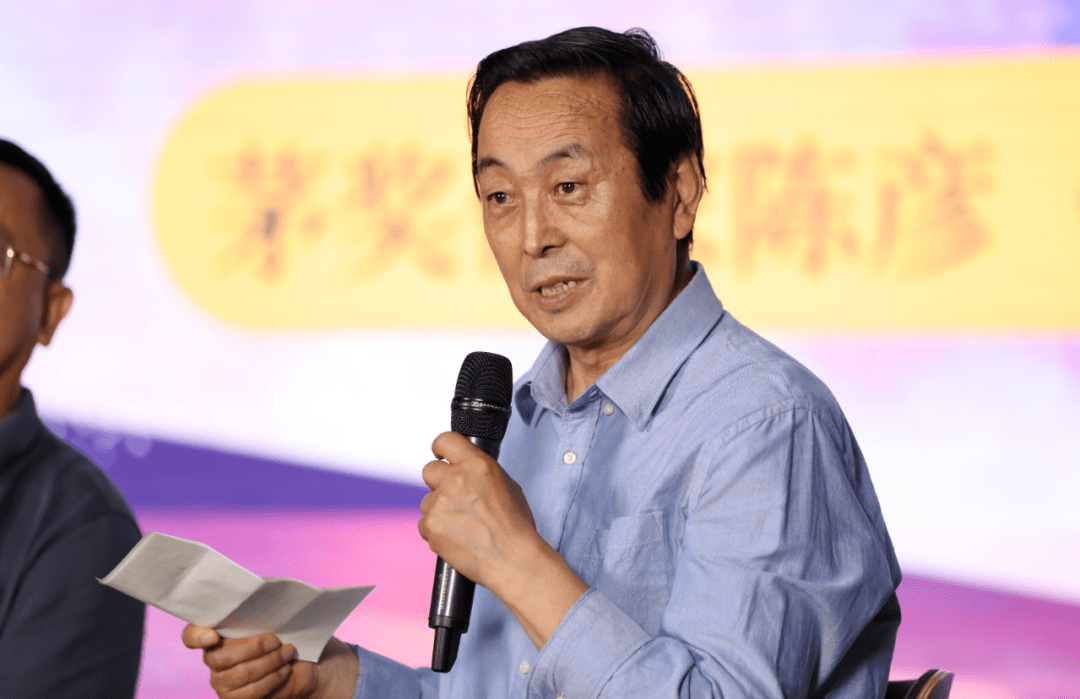 阎晶明先生认为,这是一部横空出世的作品,其内容声音强劲,动作夸张