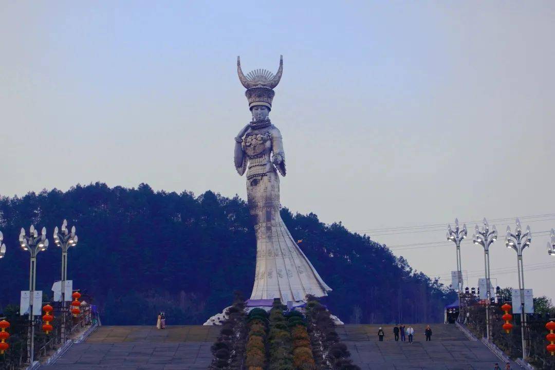 苗族人口耳相传,贵州省有着独特的苗寨风光,凯里仰阿莎广场09各种颜色