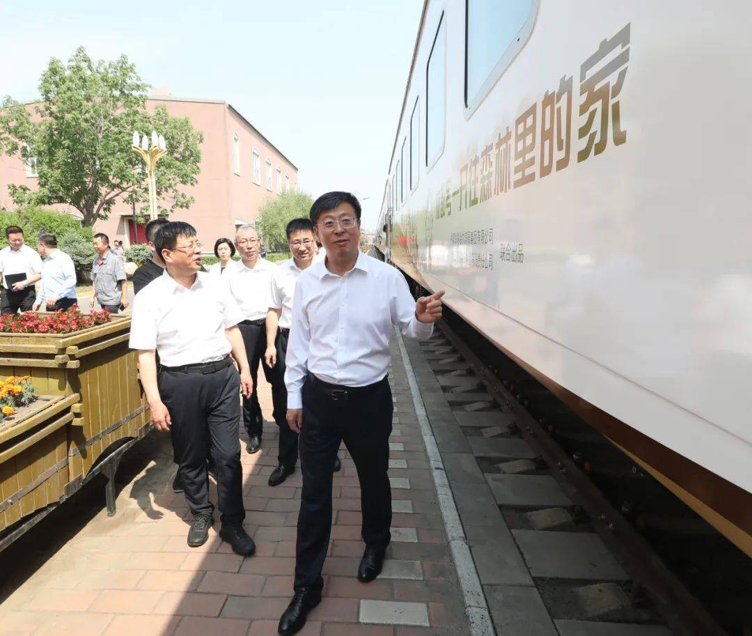 伊春市与中铁哈尔滨局集团就"林都号"旅游列车首发开行工作进行座谈