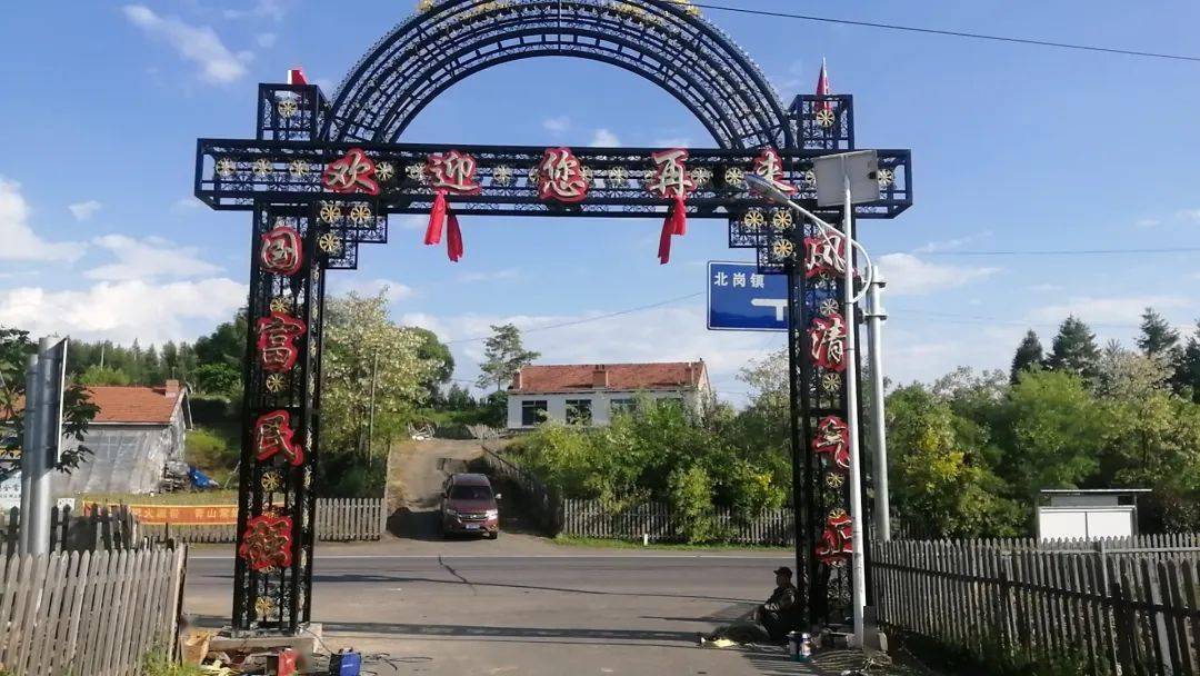 抚松县万良镇:安装村口大门 建设魅力乡村_问题_毕业生_工作