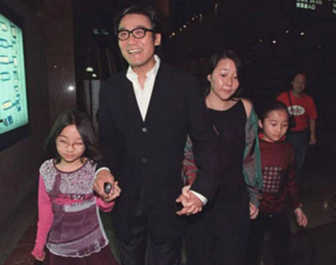 还有,他会坚持每十年换一对新的婚戒,寓意彼此的婚姻可以历久弥新