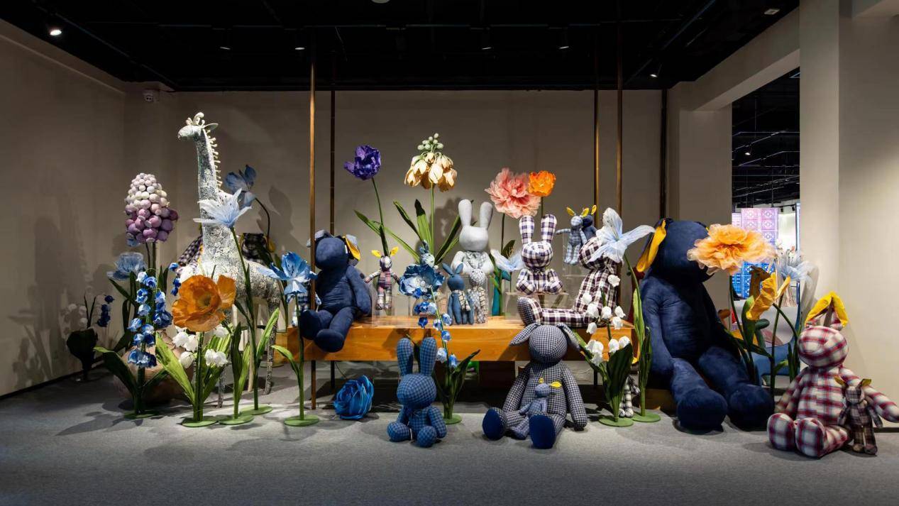 此外,还通过搭建花车货架,美食夜市,组织特色科技,文旅企业进行商品