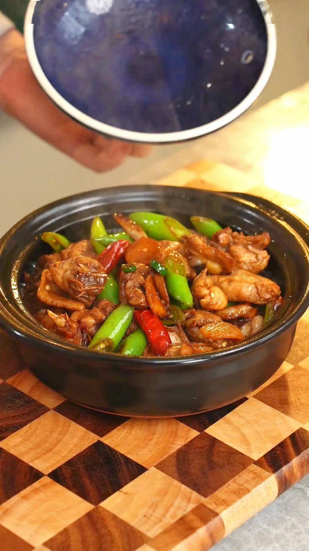 【辣炒鸡块】一道不用焯水,扒拉扒拉就能上桌的家常菜~_砂锅_文昌鸡