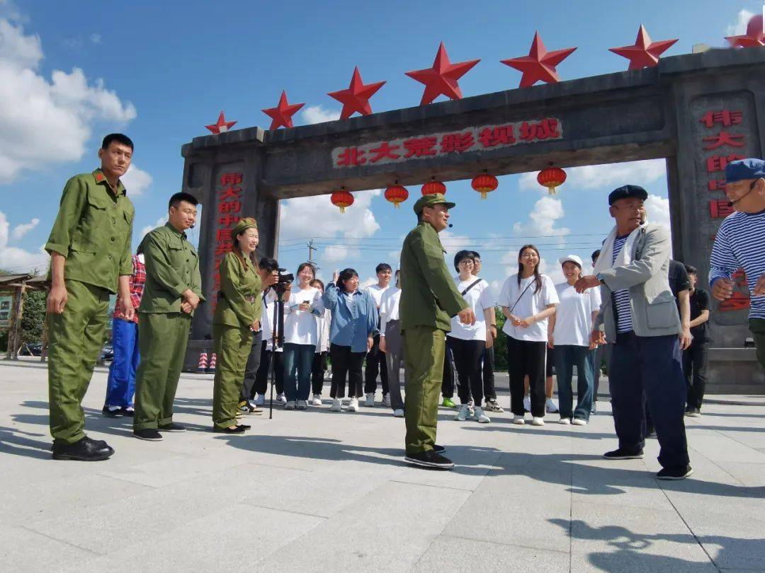 "新一代知青"被热情的"老知青"们迎进了宝清县知青历史文化纪念馆