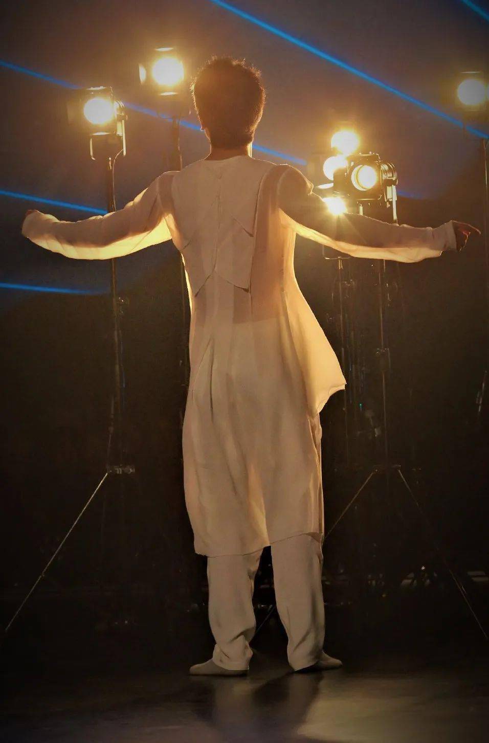 2005年费波老师编排了属于黎星的第一个舞蹈作品_蒲公英_风暴_种子