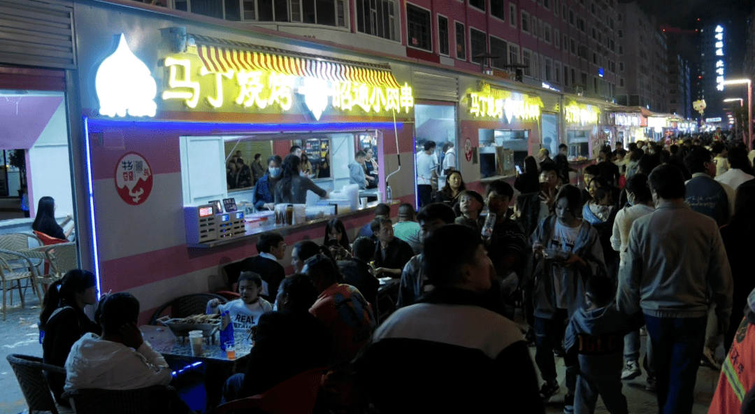 昭通小肉串·赶烤美食街持续爆火_烧烤_生意_全国