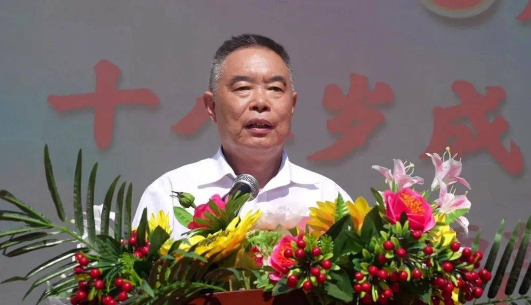 (广饶一中党委书记,校长高欣华)"同学们高三的学习是艰苦的,但也应该