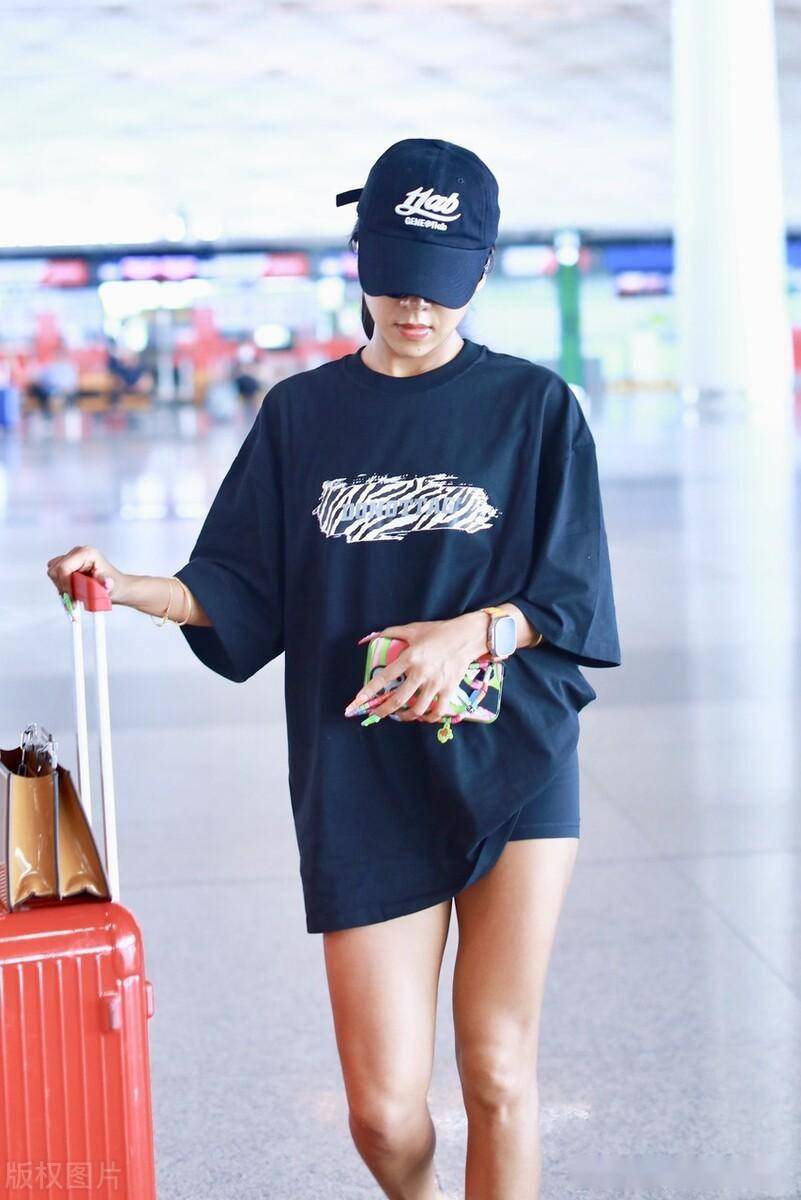 吉克隽逸现身北京机场,身穿t恤短裤简约低调