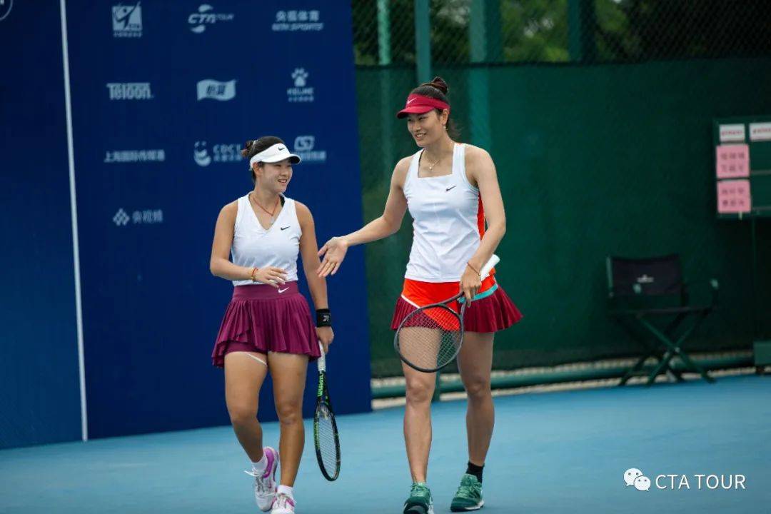 曹思齐/周叶华女双登顶
