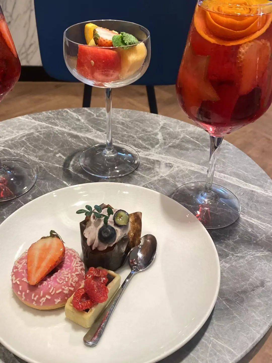 一些零食:包括糖果,糕点,蜜三刀,爆米花,雪饼,蜜饯,果脯干,各种糖果