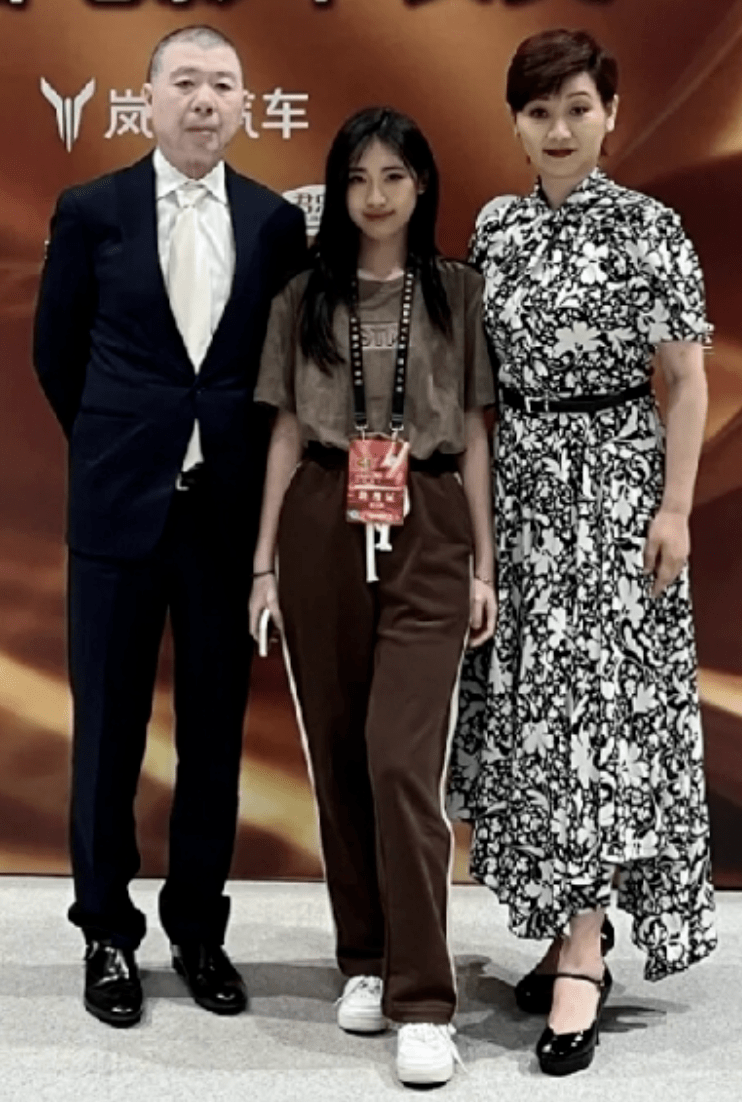 由于徐帆裸身高就有171cm,所以17岁徐朵在妈妈的身边显得很娇小,估计