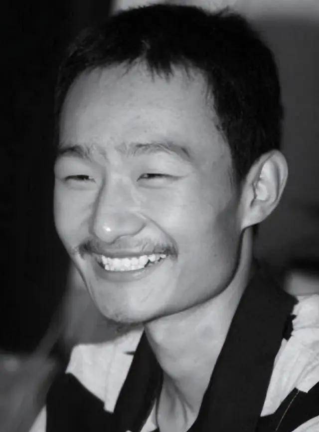 和那些只知道读书学习的学生不同,王端鹏并非是人们常说的那种"书呆子