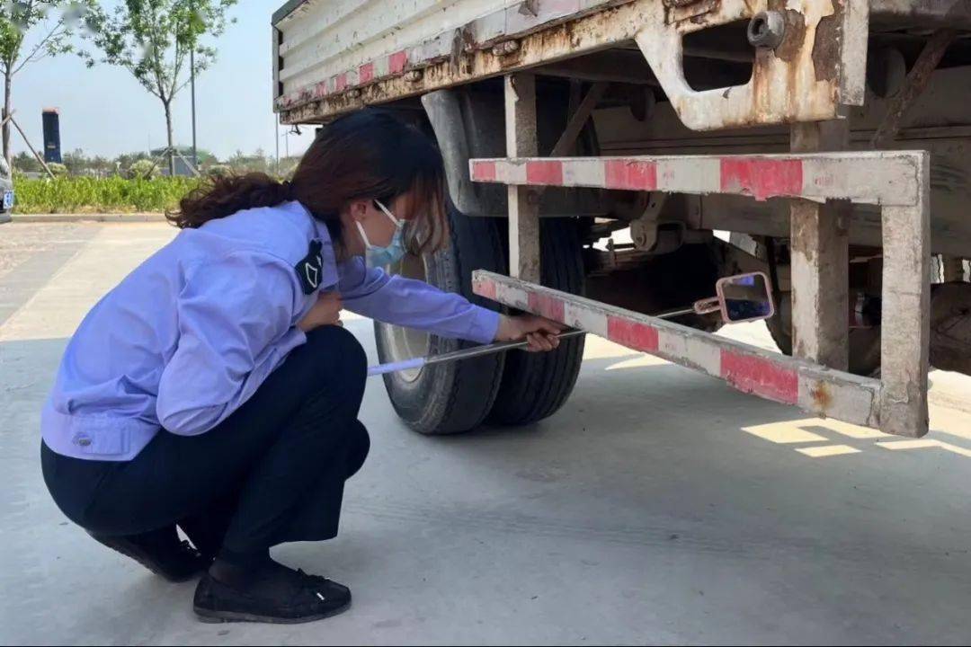 难度大,执勤员工时媛媛制作"镜面反光排查器",快速检出防火帽配备不