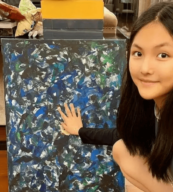 王诗龄8岁画作《孔雀》卖到了12万,9万开画展,还在象棋等方面获奖.